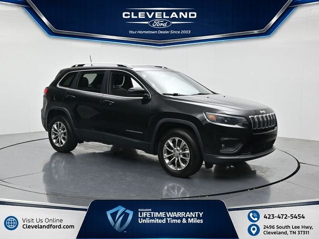 2021 Jeep Cherokee Latitude Lux in Diamond Black Crystal Pearlcoat — front three-quarter view