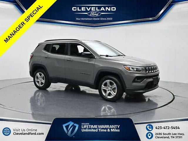 2024 Jeep Compass Latitude in Sting-Gray Clearcoat — front three-quarter view