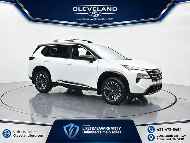 2025 Nissan Rogue Platinum in Everest White Pearl/Super Black — front three-quarter view